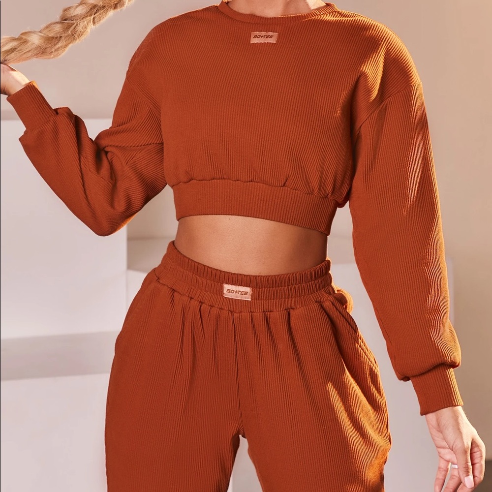 AT EASE RIBBED CROPPED OVERSIZED SWEATSHIRT